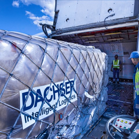 DACHSER Luftfracht wird in ein Flugzeug verladen