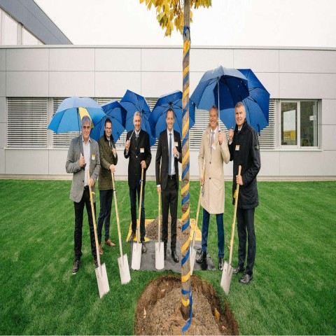v.l.n.r.: Peter Kraus, Logistics Manager Ecomal Europe GmbH, Markus Riesterer, Verbandsdirektor Gewerbepark Breisgau, Ralph…