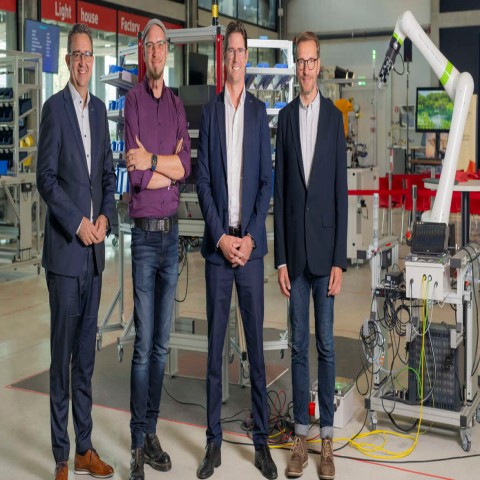 Von links nach rechts: Stefan Hohm, CDO und Vorstand der DACHSER SE, Prof. Dr. Markus Hackenfort, ZHAW Angewandte…