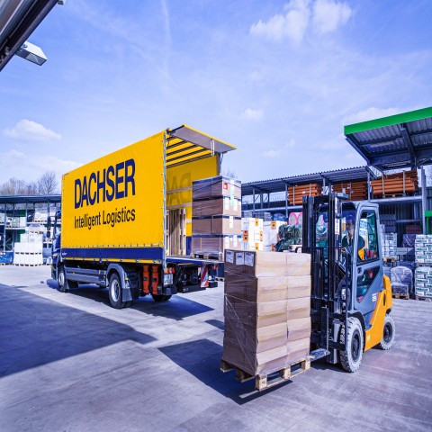 DACHSER Lkw bei der Warenverladung mit Gabelstapler