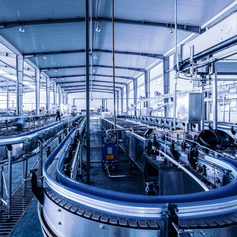 Industrielle Produktionsanlage mit automatisiertem Fördersystem