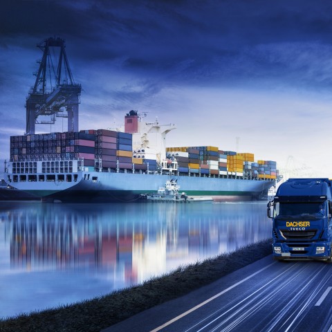 DACHSER Lkw neben einem Containerschiff im Hafen