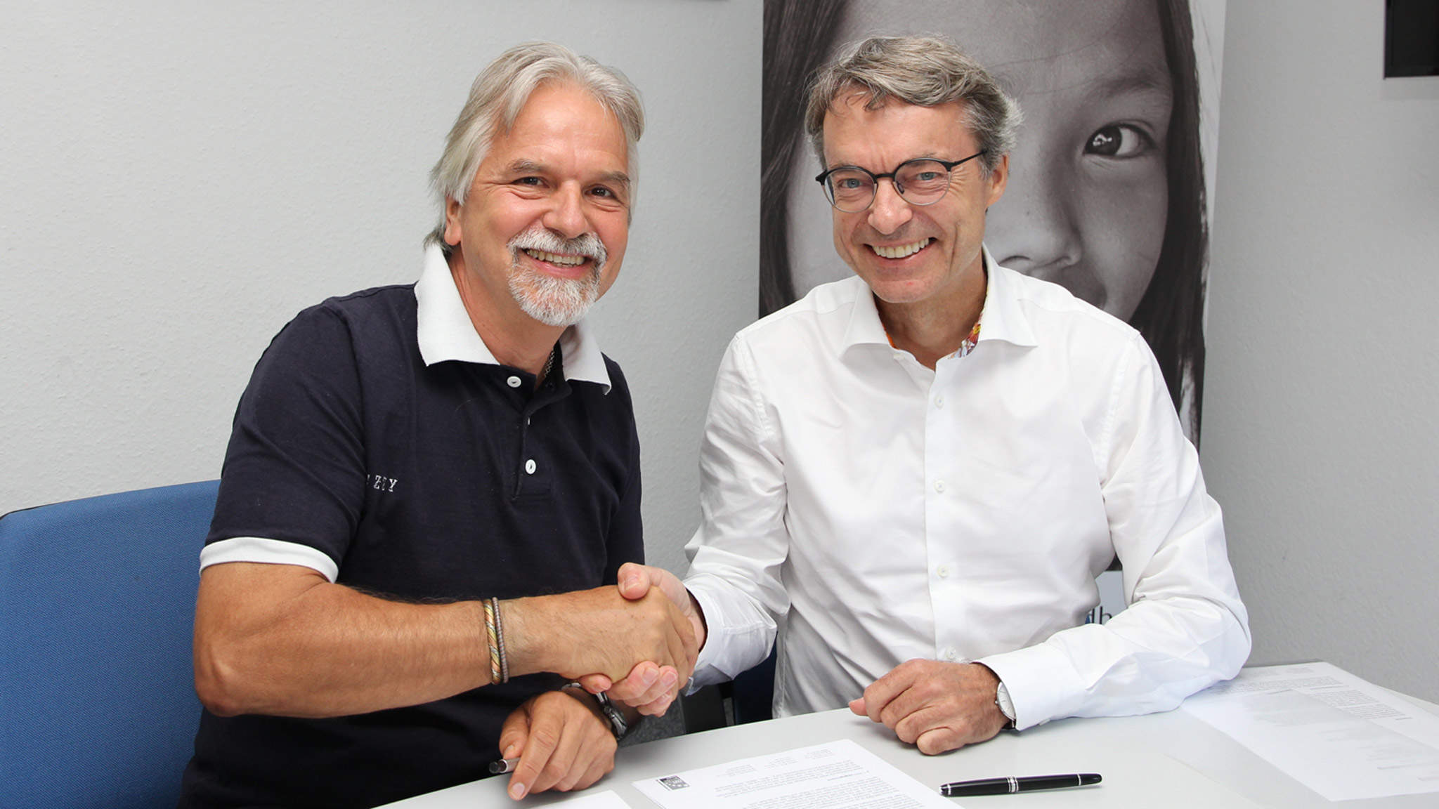 Albert Recknagel, Sprecher des Vorstands terre des hommes (links) und Bernhard Simon, CEO DACHSER (rechts)